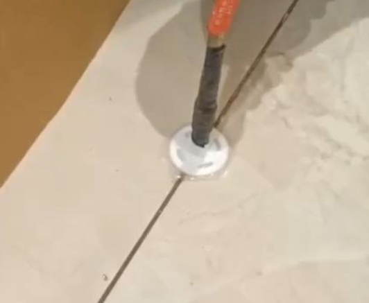 吐鲁番瓷砖空鼓维修公司专业解答瓷砖在铺贴过程中，如果没有涂抹均匀到位的粘结材料（如水泥砂浆或瓷砖胶），可能会导致以下问题