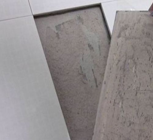 吐鲁番瓷砖空鼓维修公司分享瓷砖铺贴时如果打浆（即涂抹在瓷砖背面和基层上的砂浆或瓷砖胶）过少，会带来以下问题